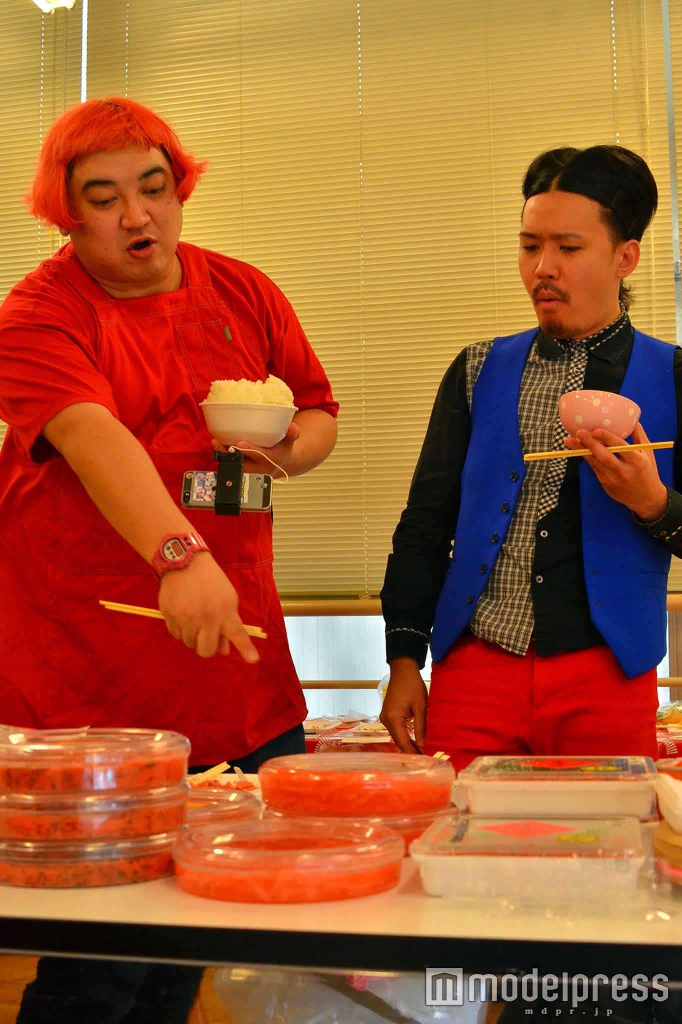 デッカチャン（左）とピスタチオ伊地知／試食会の様子（C）モデルプレス