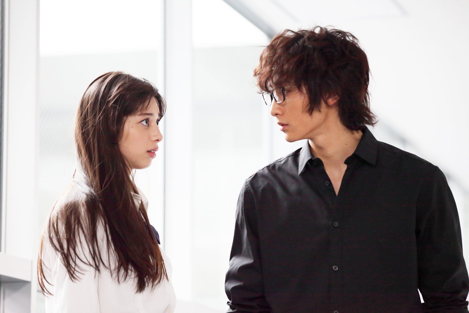 中条あやみ、小関裕太（C）2017映画「覆面系ノイズ」製作委員会