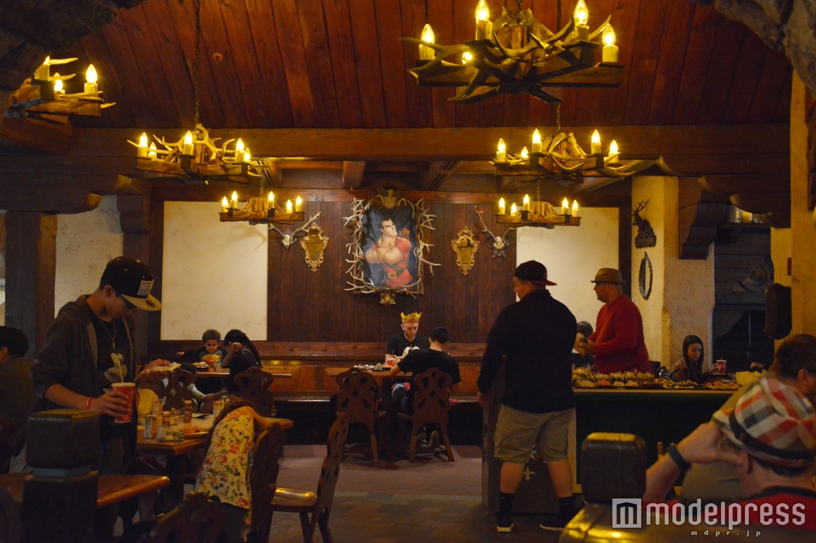 ダイニング「Red Rose Taverne」の店内（C）モデルプレス