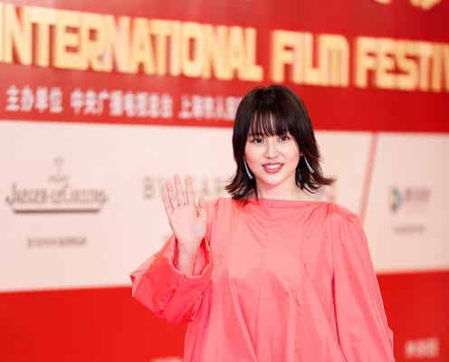 長澤まさみ、美背中を大胆披露 上海国際映画祭レッドカーペットで視線集中<コンフィデンスマンJP>