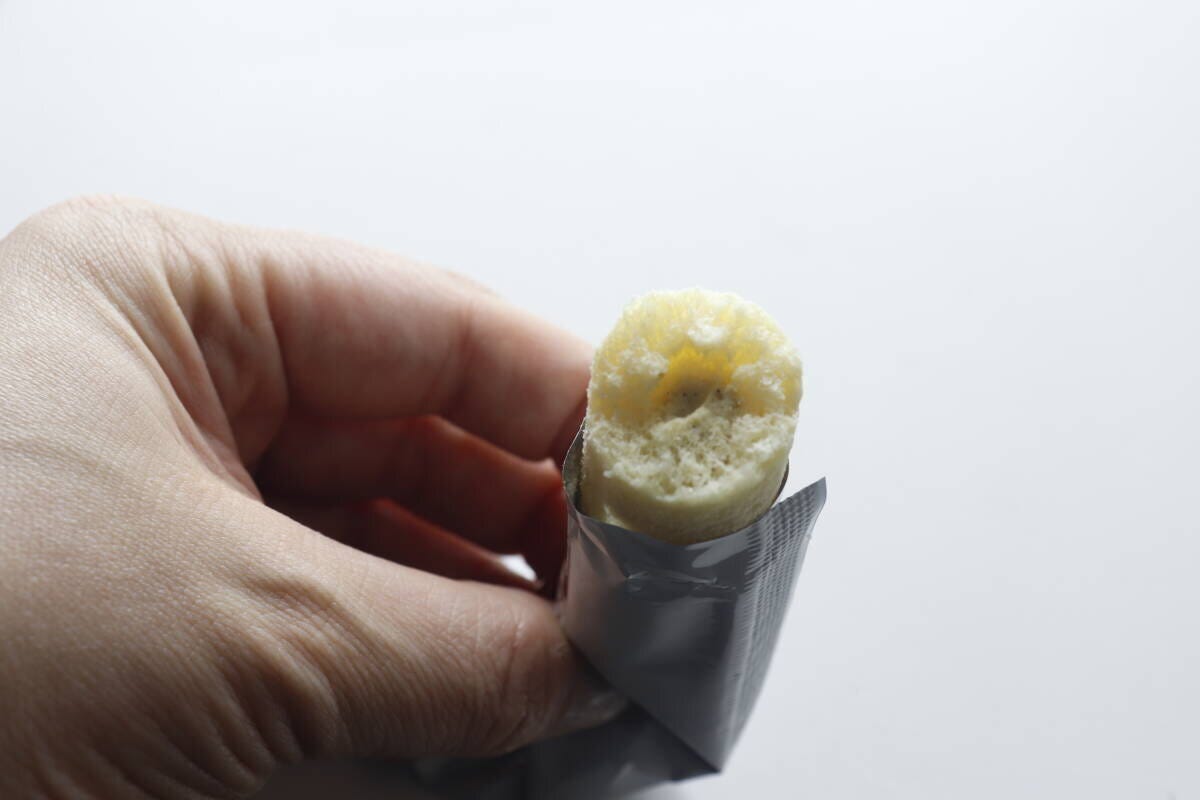 ミルククリスピーロールの断面を手に持ち見せている