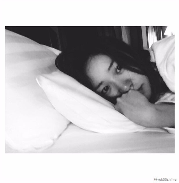 大島優子、ベッドでの“素顔”を公開 色っぽい視線に「興奮して寝られない」