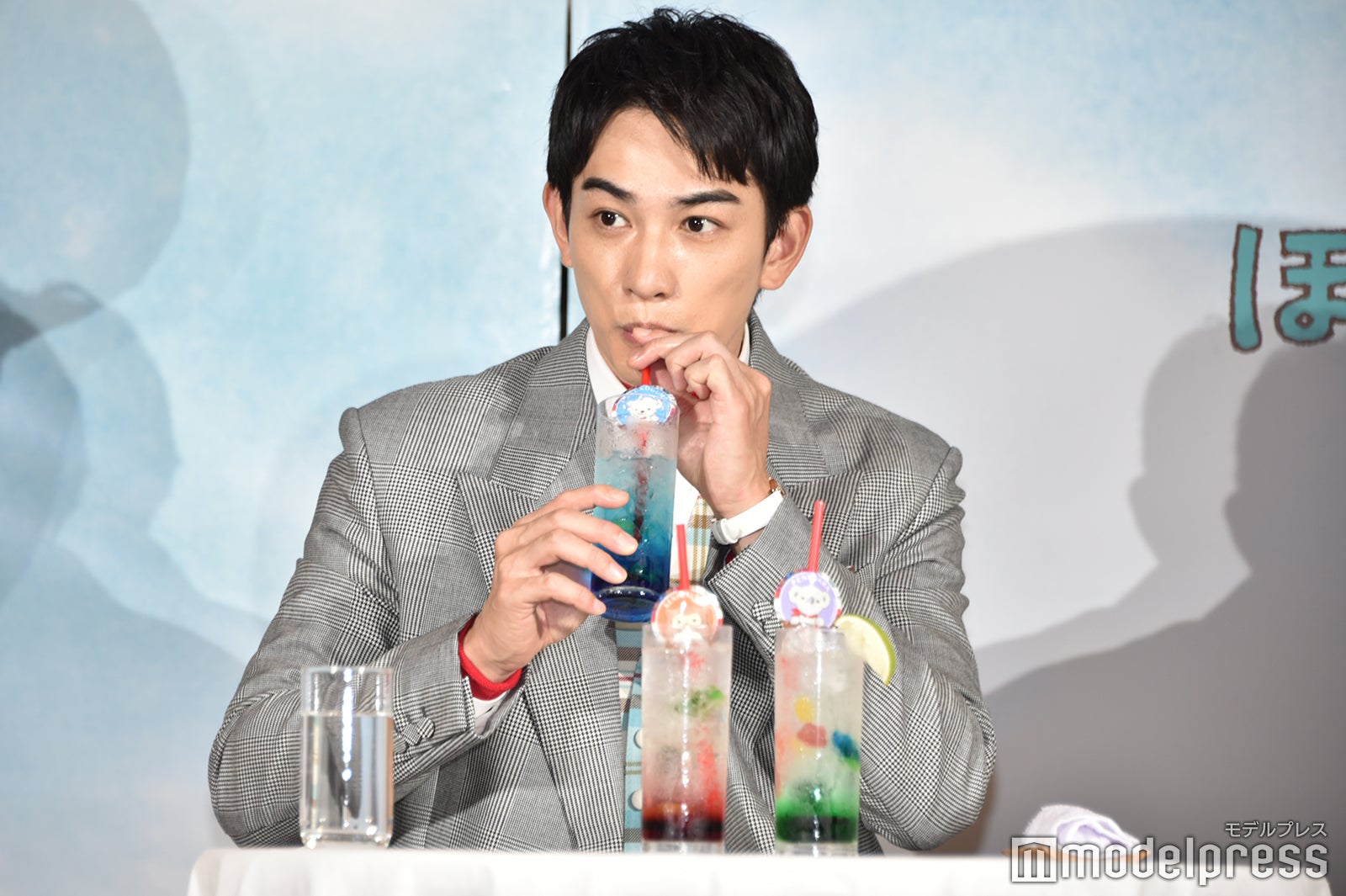 ブルーキュラソーを味わう町田啓太（C）モデルプレス