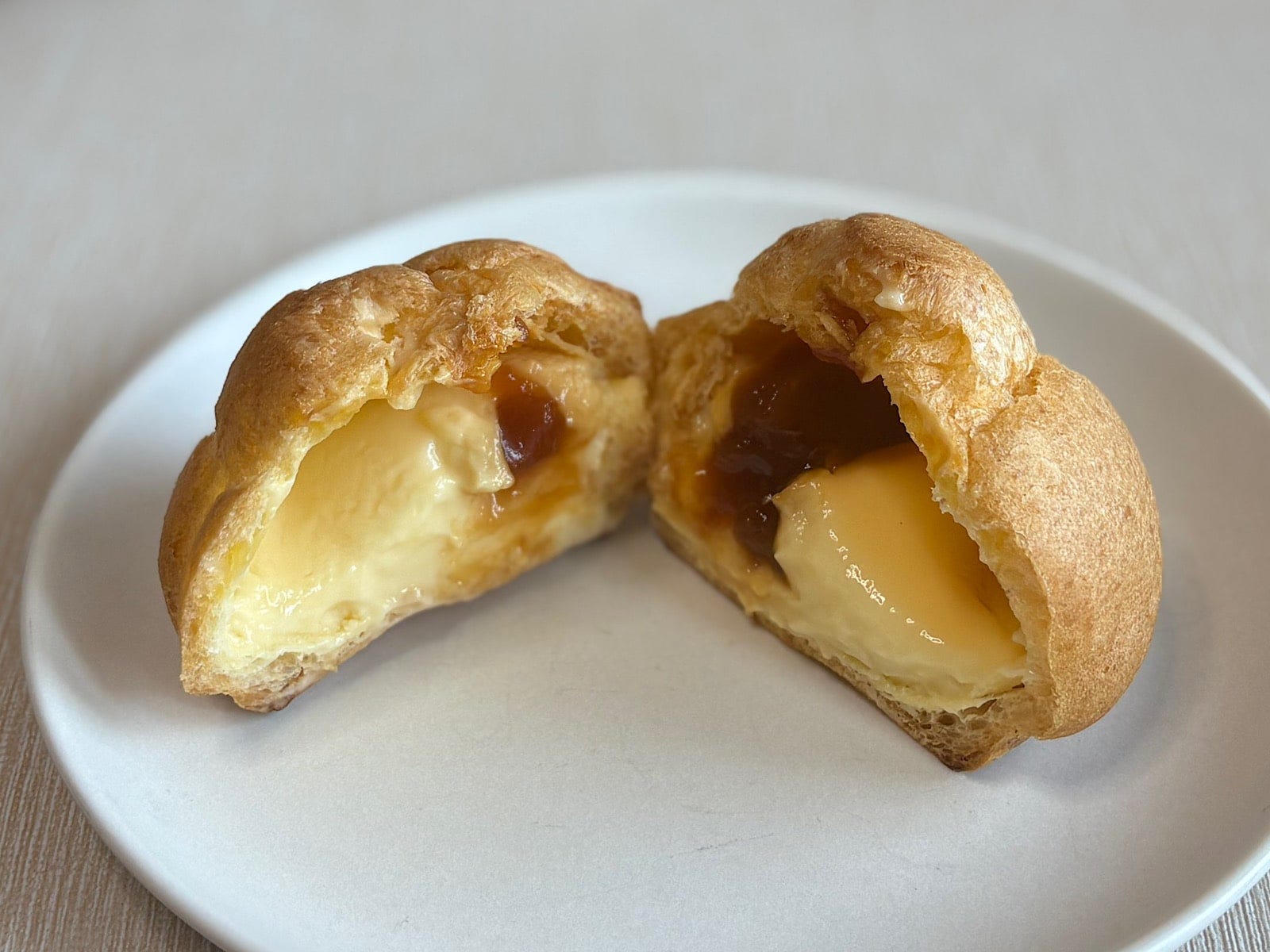 まるでプリンの味わいのシュークリーム! とろっとしたプリン風味がたまりません