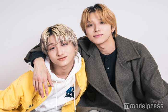 高尾楓弥、高尾颯斗(C)モデルプレス<颯斗>スタイリスト:曽我一平/ヘアメイク:椎津恵(MEGUMI SHIIZU)・川崎結子(KAWASAKI YUHKO)/衣装:Chikasitsu+ TOKYO(03-6805-0399)<楓弥>スタイリスト:井上亮(PUNCH)/ヘアメイク:KANANE・YUUKI(PUNCH)/衣装:パーカー ¥12800(#Re:room)