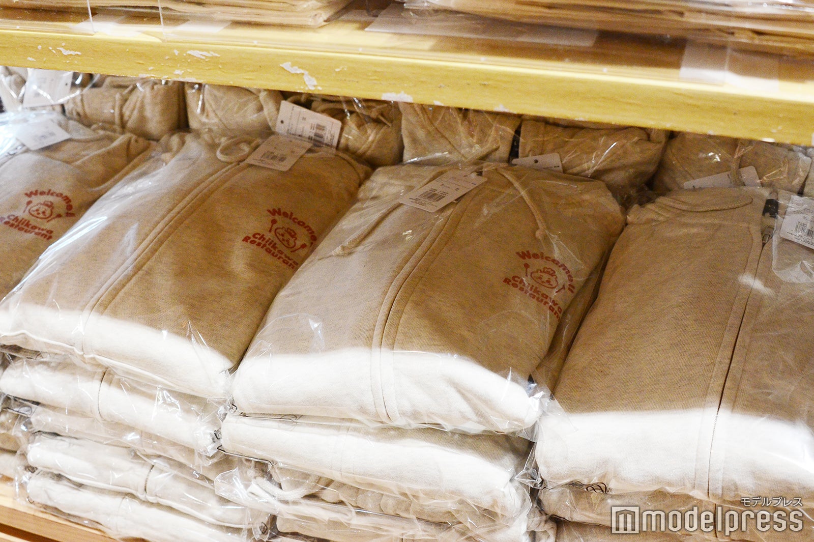 ジップパーカー Welcome　オートミール　各5,940円（税込）（C）モデルプレス