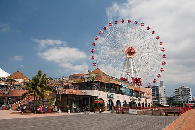 ショッピング&夕陽を楽しむ沖縄人気観光スポット