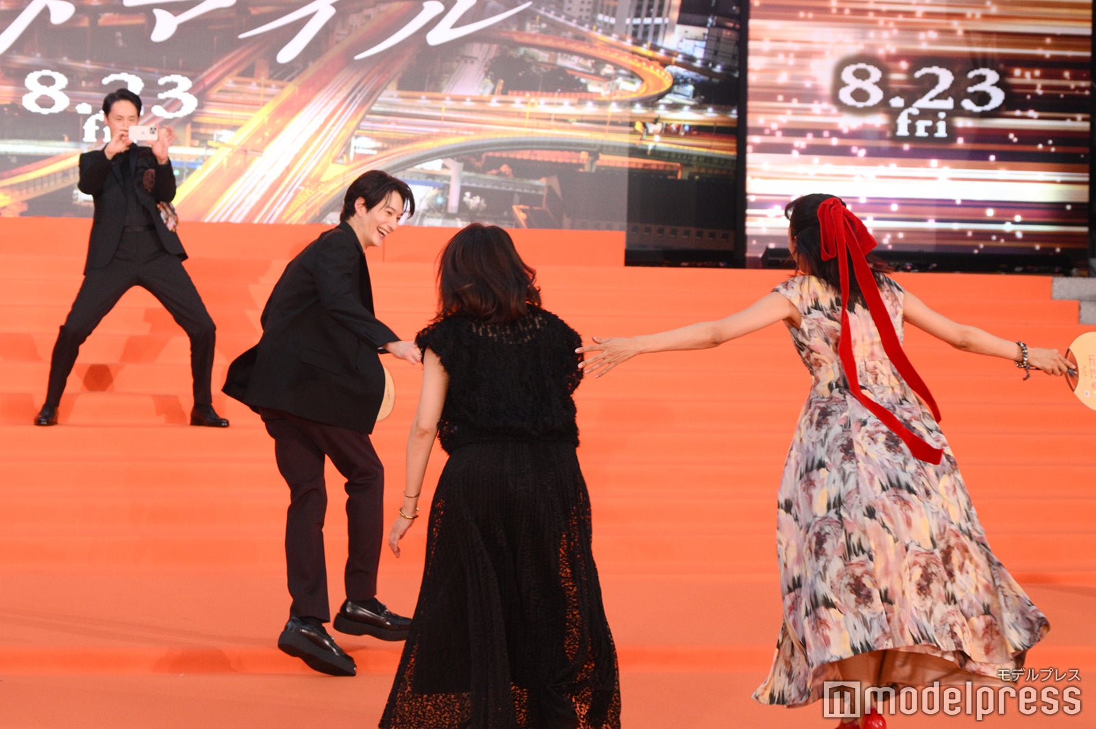 写真撮影にスキップで駆け寄る満島ひかり（C）モデルプレス
