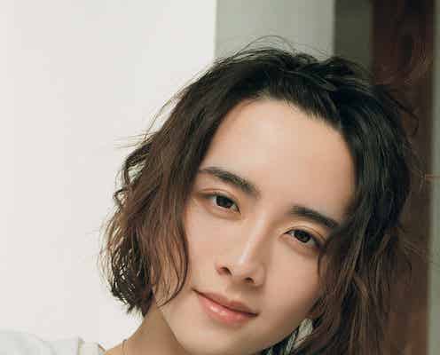 板垣李光人、“うさぎと一緒に”おうちデートショットで色気のある表情も