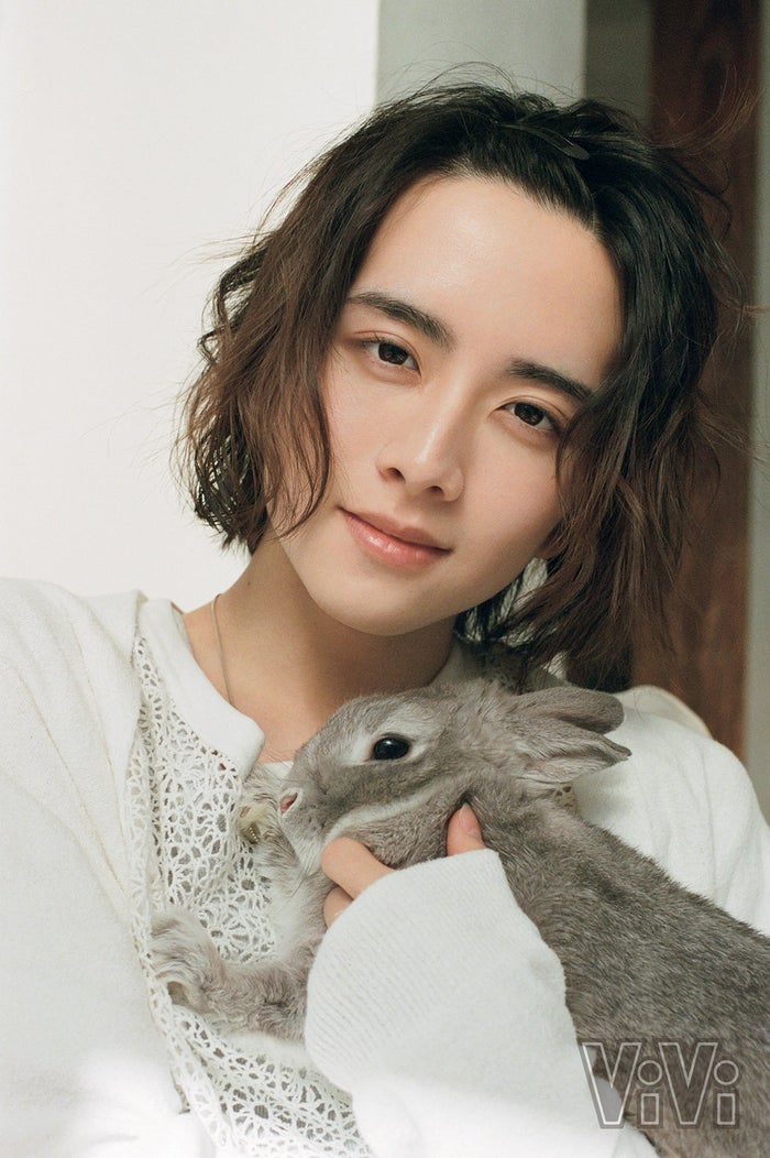 板垣李光人 うさぎと一緒に おうちデートショットで色気のある表情も モデルプレス 板垣李光人 うさぎと一緒に おうちデートショットで色気のある表情も モデルプレス