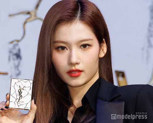 TWICEサナ、美スタイル際立つパンツスタイルで登場 “史上最速”快挙に喜び「できることはすべて、色々やってみたい」