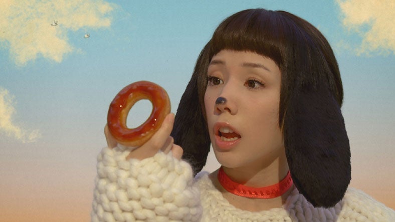 仲里依紗、スヌーピーと共演　キュートな”仲ヌーピー”に変身