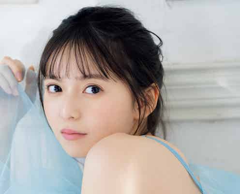齋藤飛鳥、キャミワンピ&ショーパン姿で透明素肌披露 3年ぶり「ヤンマガ」表紙登場