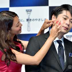 平成ノブシコブシ・吉村崇(右)、相武紗季(左)