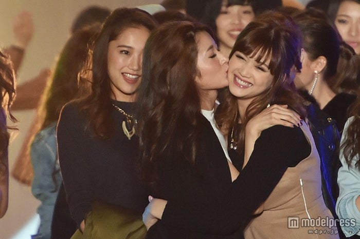 杉枝真結 木津レイナにキュートな キス 3万6千人が熱狂 関コレ15a W モデルプレス