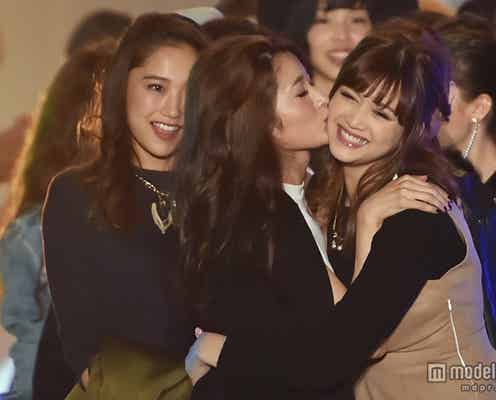 杉枝真結、木津レイナにキュートな“キス” 3万6千人が熱狂<関コレ2015A/W>