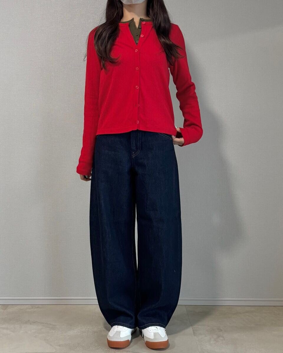 ユニクロ　赤カーディガン×デニムコーデ　全身