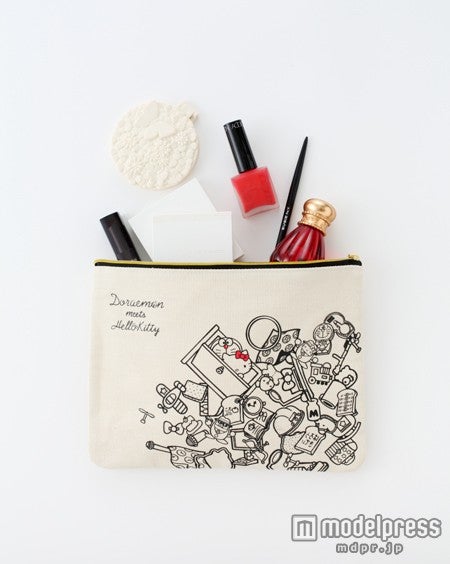ドラえもん×ハローキティのコラボ大判ポーチ／画像提供：小学館