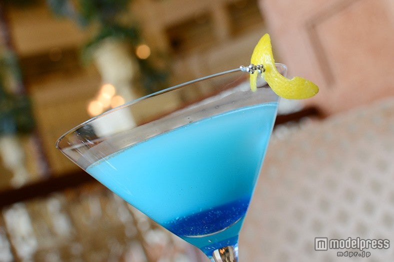 鮮やかなブルーとガラスの靴を象ったレモンの皮が印象的