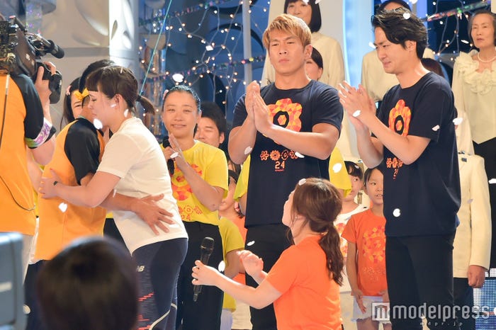 坂本雄次トレーナーとハグするブルゾンちえみ(C)モデルプレス