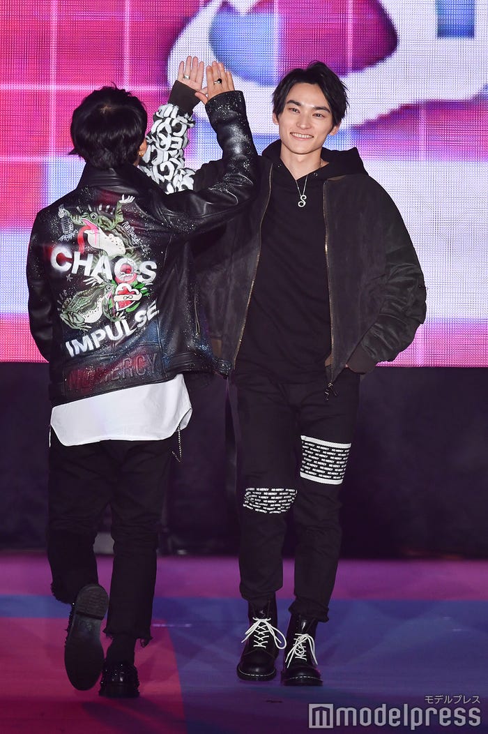 TAKUYA∞とハイタッチするSKY-HI「GirlsAward 2019 SPRING/SUMMER」より (C)モデルプレス