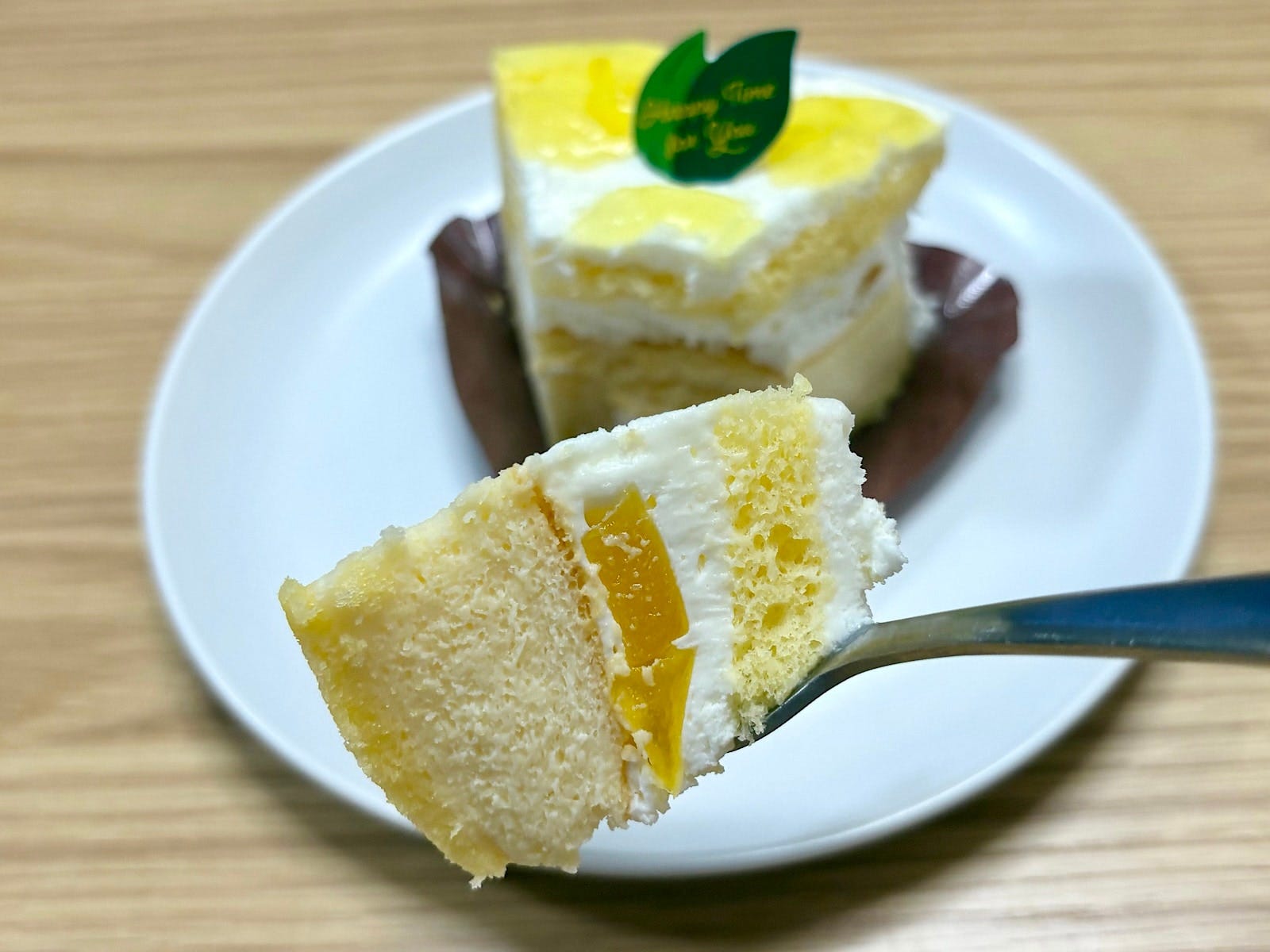 口に入れた瞬間になくなるほど、軽い食感のチーズスフレにレモン風味が合わさって美味!
