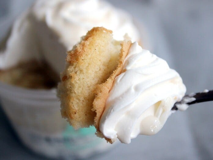 食感が軽いので、スプーンで多めにすくって食べるとより満足感を感じられます