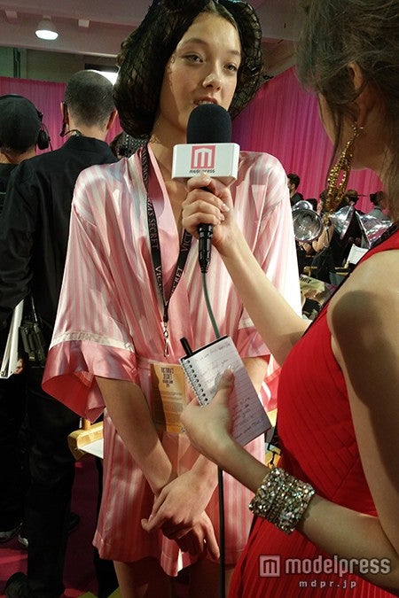 モデルプレスのインタビューに応じたユミ・ランバート／撮影モデルプレス