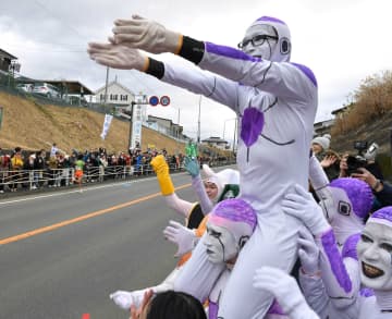 箱根駅伝沿道に恒例フリーザ軍団が降臨も異変「ピッコロさんがいるぅぅ！」新加入の存在に驚き 人気根強く「フリーザ様軍団VS映したくない日テレ」「今年は割と映ってる」