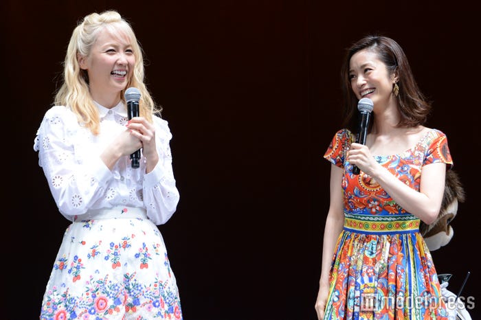仲睦まじくトークをするAmiと上戸彩(C)モデルプレス
