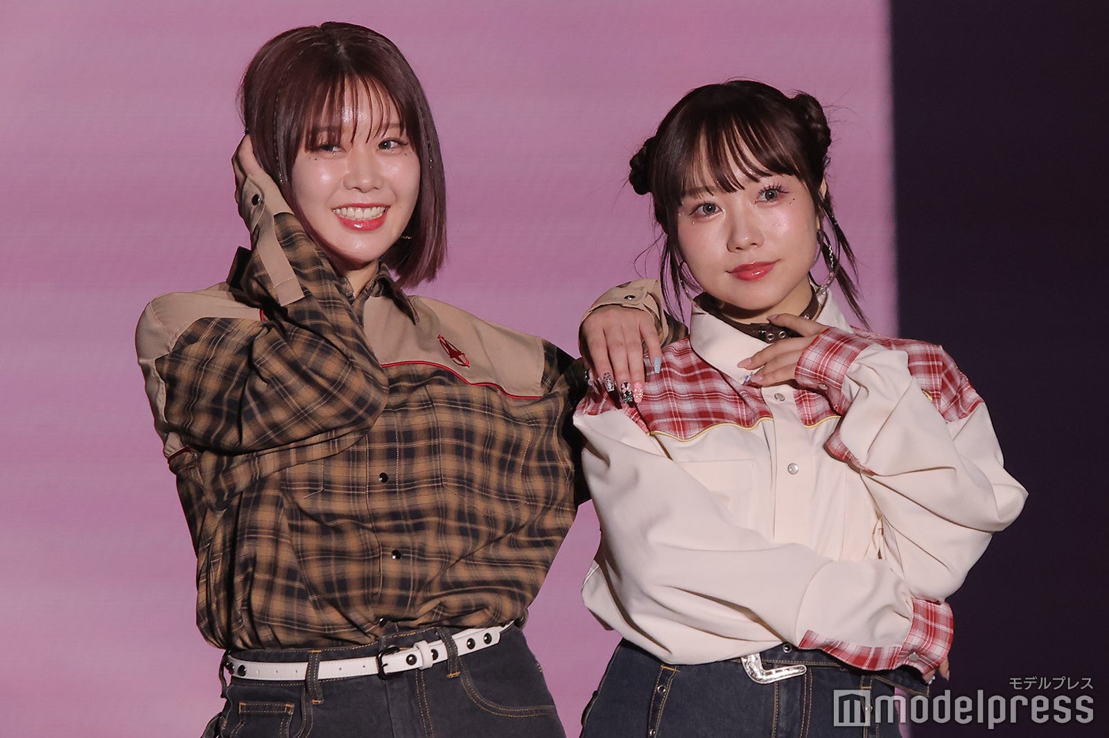 むくえな、デニム×チェック柄シャツのシミラールックが可愛い【超十代2025】