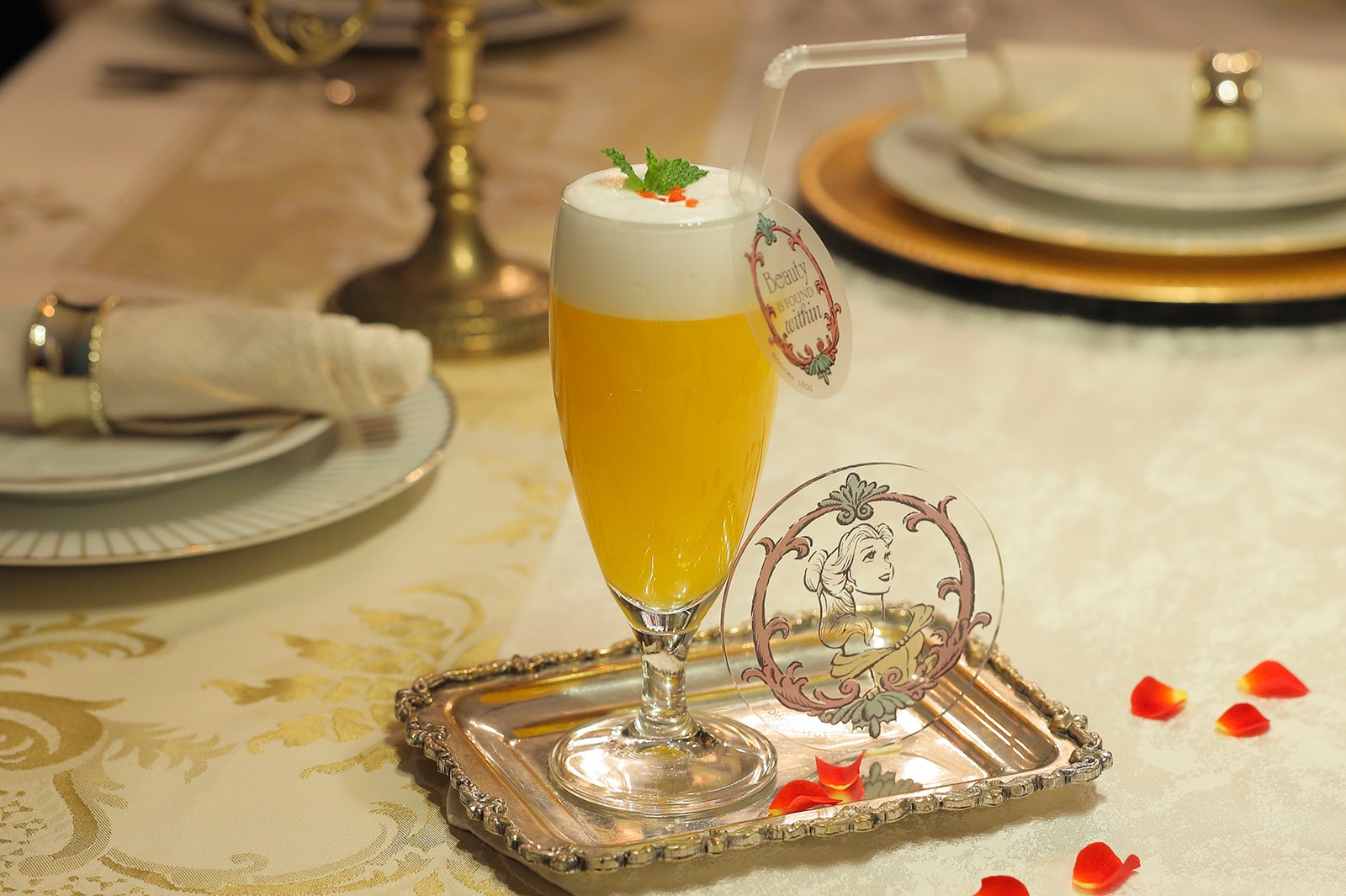 ＜ベル＞マンゴースムージー890円／コースター付き1,590円（C）Disney