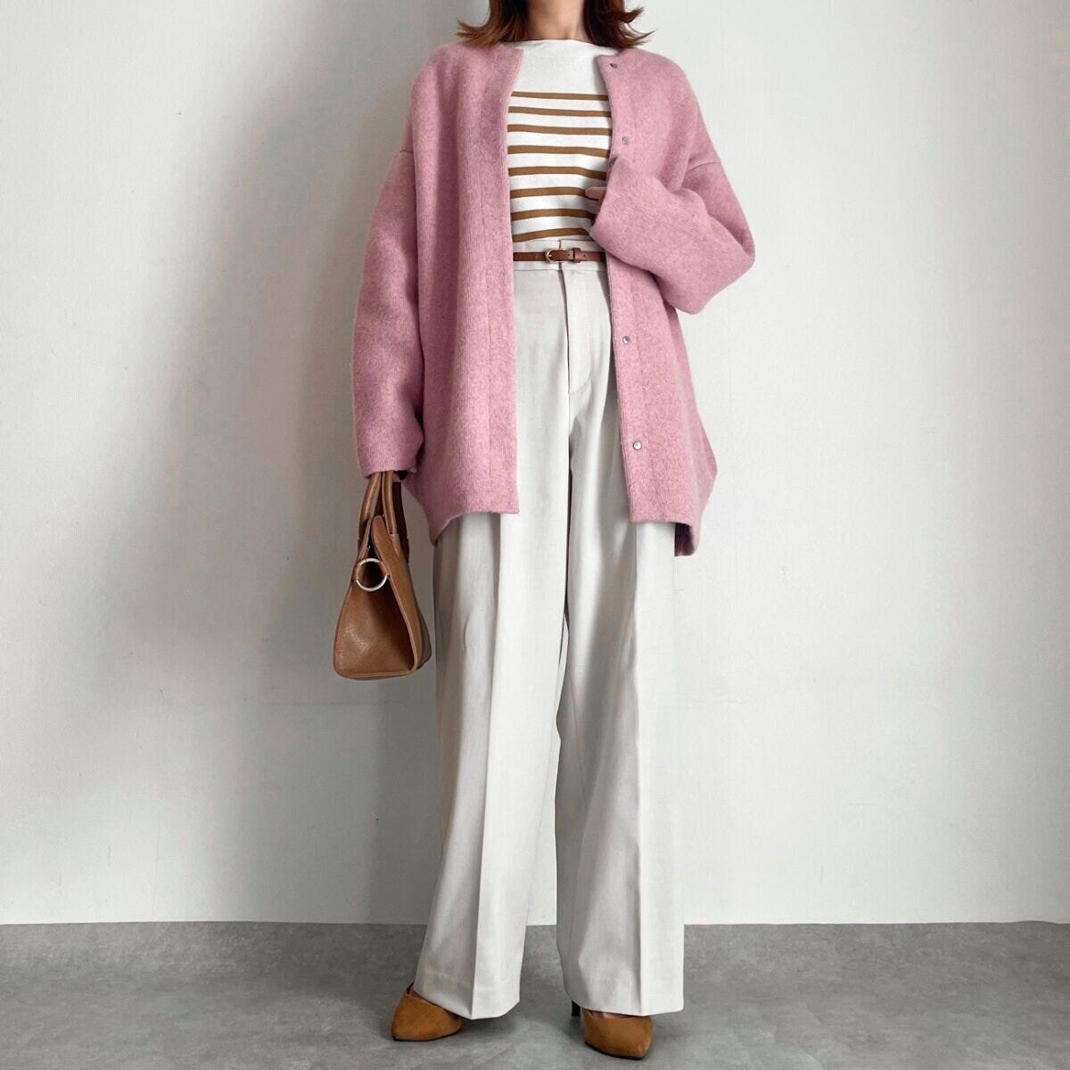 ユニクロタックワイドパンツ　NATURAL　ピンクアウターコーデ