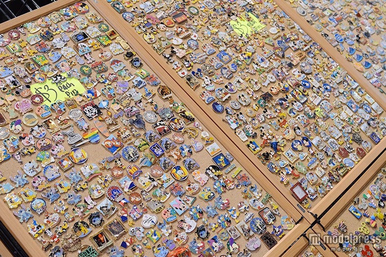 様々なピンバッチを取り扱うブース