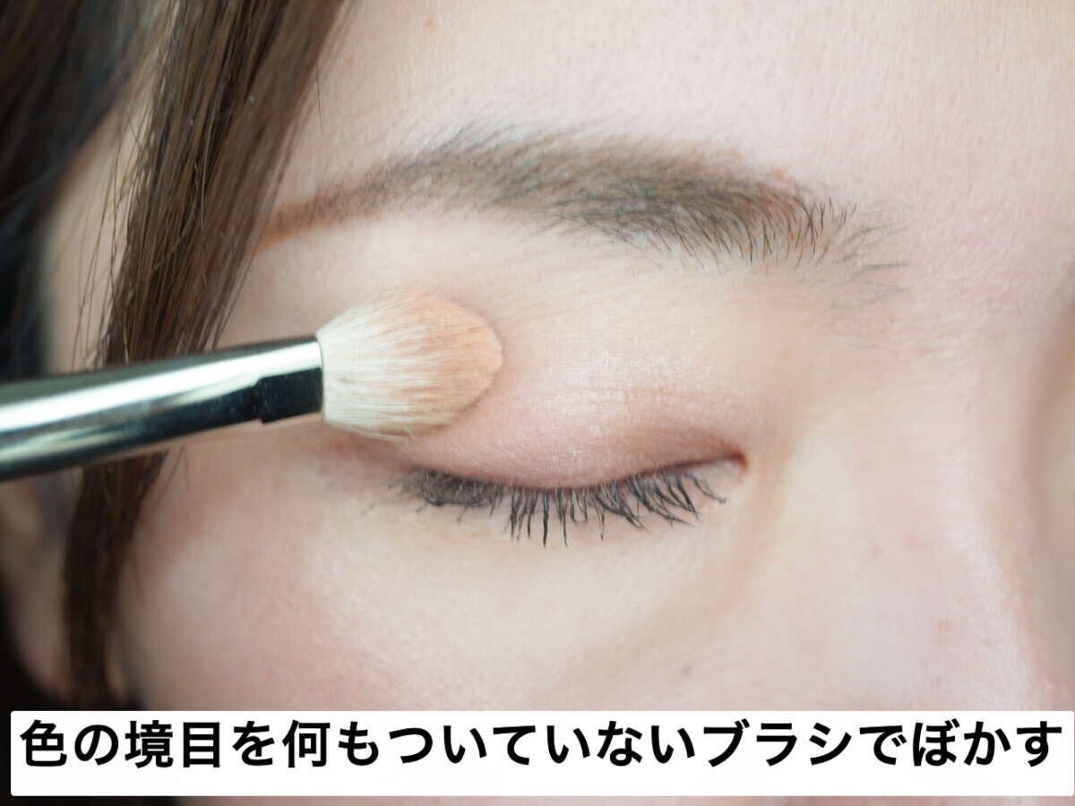 淡い色から塗っていき、色の境目はブラシでぼかす