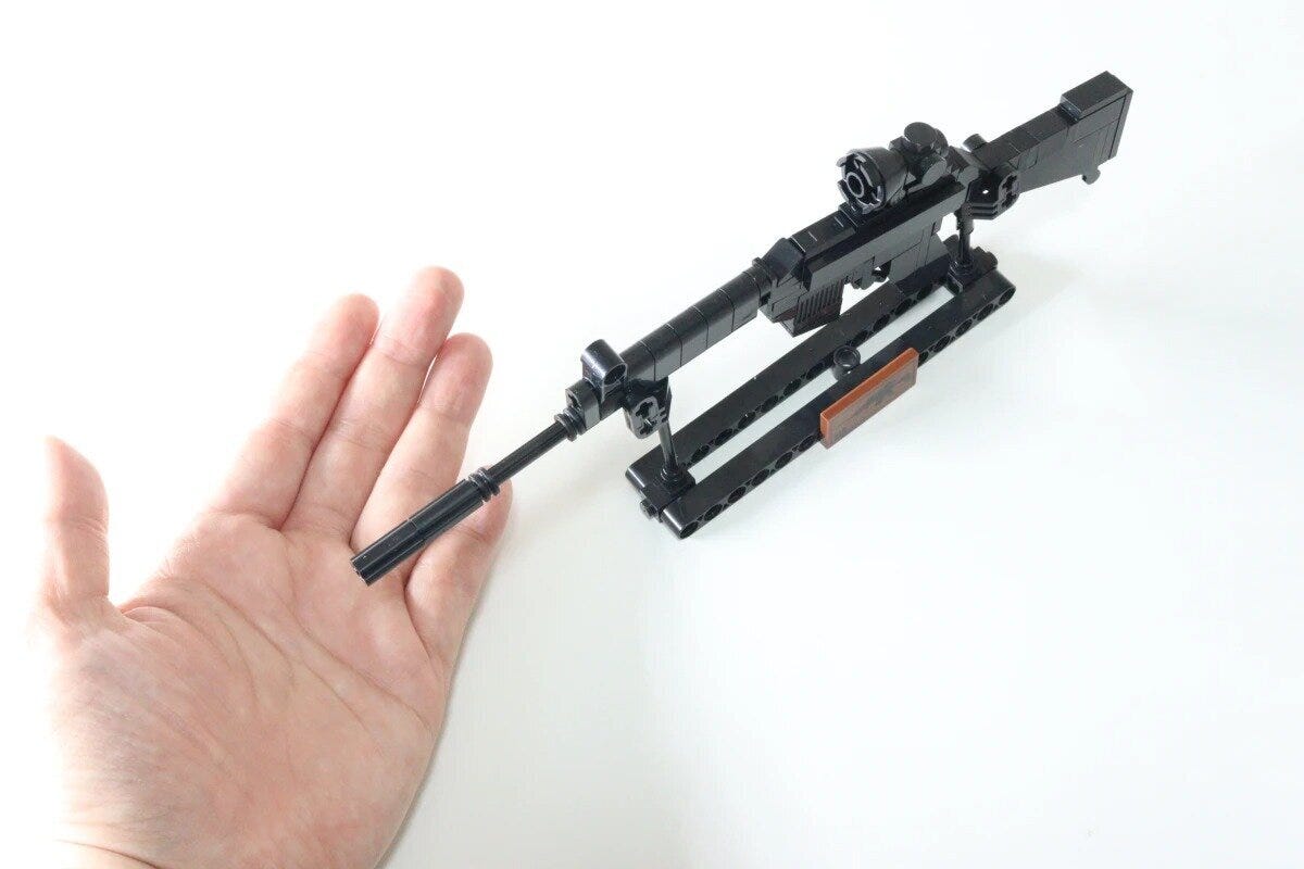 完成したブロックの銃と手のひら。銃は台座に置かれ迫力がある。 完成したブロックの銃と手のひら。銃は台座に置かれ迫力がある。