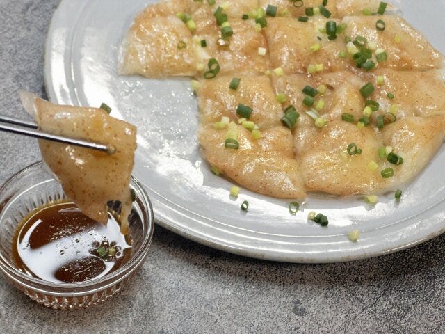 餅チーズ明太ライスペーパーチヂミ　レシピ　切り分けて皿に盛り小葱を振る