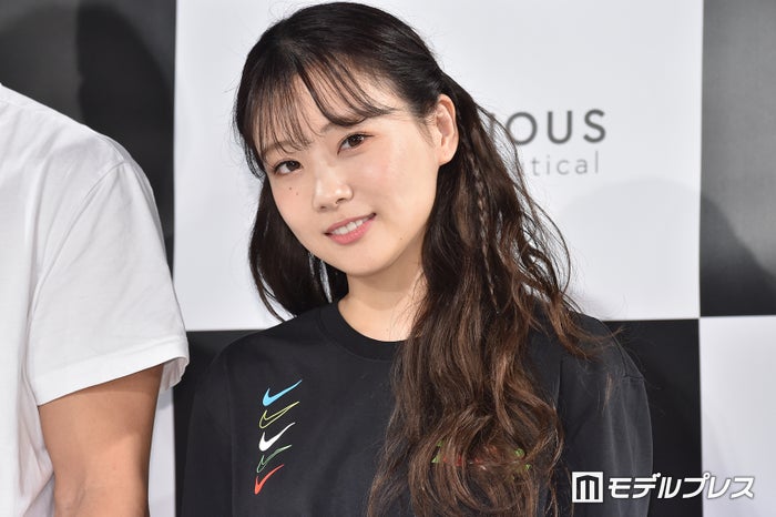 重盛さと美、ミニワンピでスラリ美脚輝く「憧れ」「スタイル良すぎ」と反響