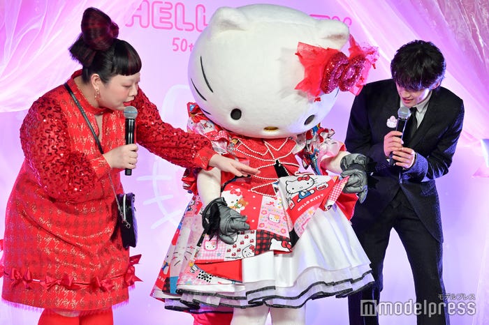 ハローキティの衣装に興味津々の渡辺直美、河野純喜(C)モデルプレス