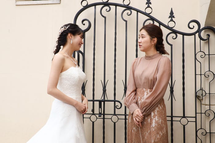 (左から)関水渚、福田麻貴「婚活1000本ノック」第9話より(C)フジテレビ