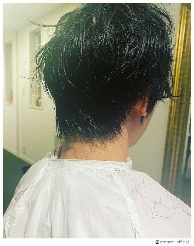 伊藤健太郎、主演舞台に向けヘアカット 続く後ろ姿ショットに「早く顔が見たい」「こっち向いて」の声