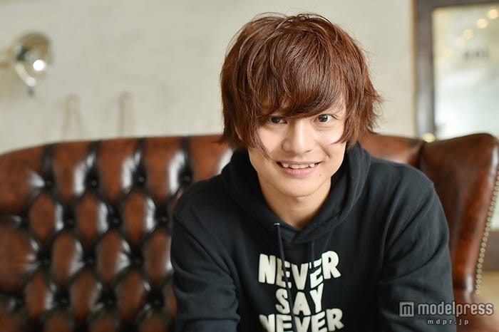 鈴木勤と言えば、八重歯キラリの“可愛い”表情だが…