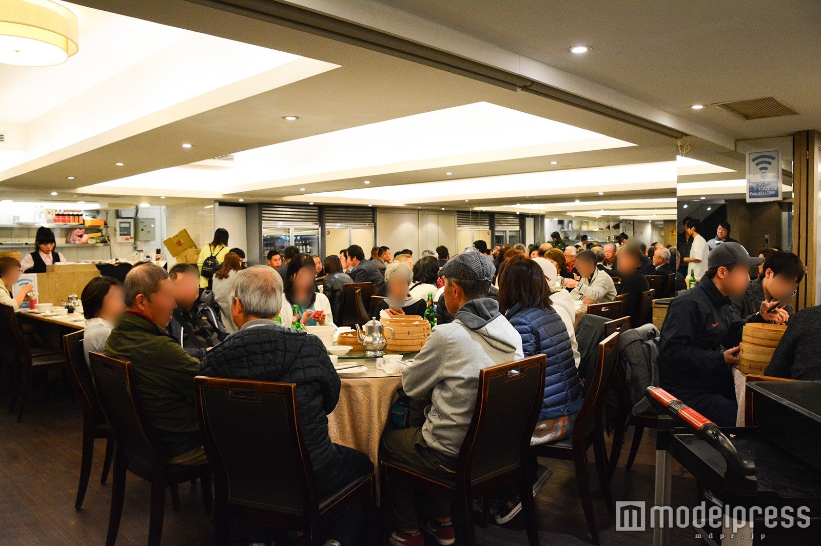 店内はたくさんの人が（C）モデルプレス