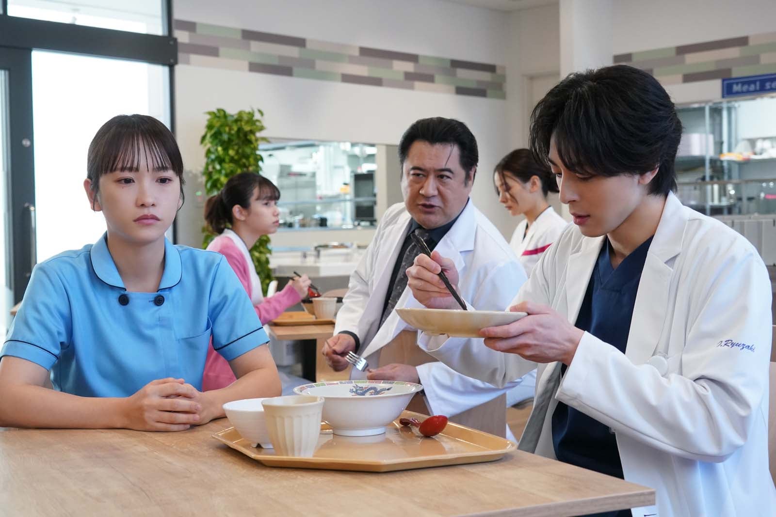 川栄李奈、小手伸也、高杉真宙「となりのナースエイド」第3話より（C）日本テレビ