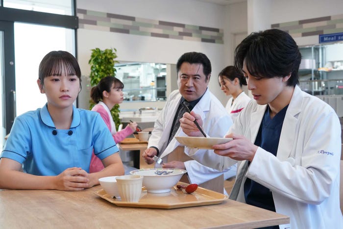 川栄李奈、小手伸也、高杉真宙「となりのナースエイド」第3話より(C)日本テレビ
