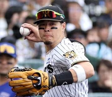 「大ファインプレーですよ！」阪神・佐藤輝が三塁ベースに当たったゴロを好捕→難しいバウンドの送球を大山も処理「グラブ裁きも素晴らしい」解説が2人絶賛