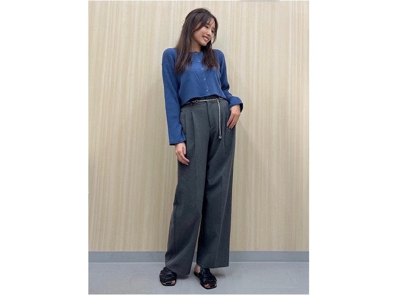 ブルーのニットカーディガンと合わせて秋らしく　出典：StyleHint