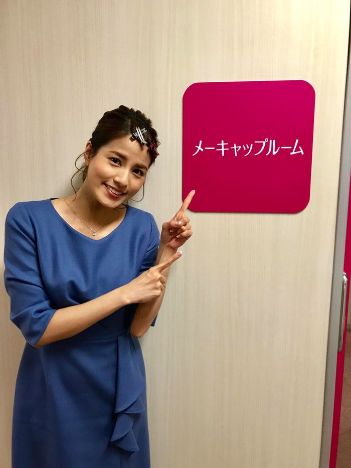 メイクは自分で、髪はヘアメイクさんに毎日アレンジしてもらっています♪本番直前まで前髪はピンカールしています(笑)。(提供写真)