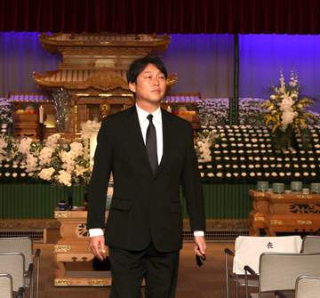 池谷公二郎さん通夜に広島・新井監督、黒田球団アドバイザーら参列 新井監督「天国の池さんにいいご報告ができるように来年頑張ります」