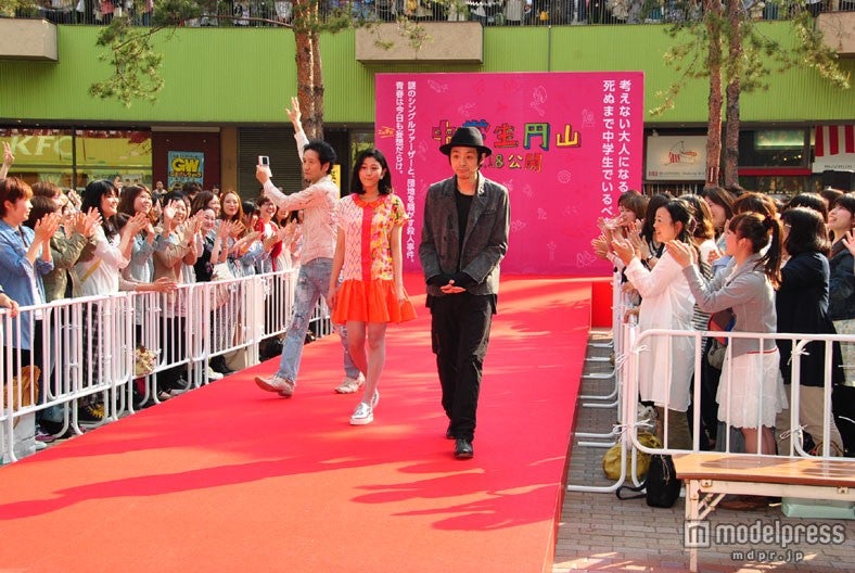 左から：遠藤賢司、刈谷友衣子、宮藤官九郎監督